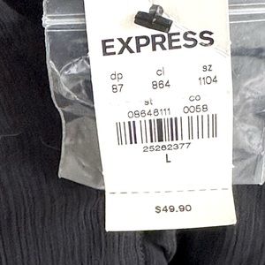 New with tags Women’s blouse with a slight ruffle bottom size large black